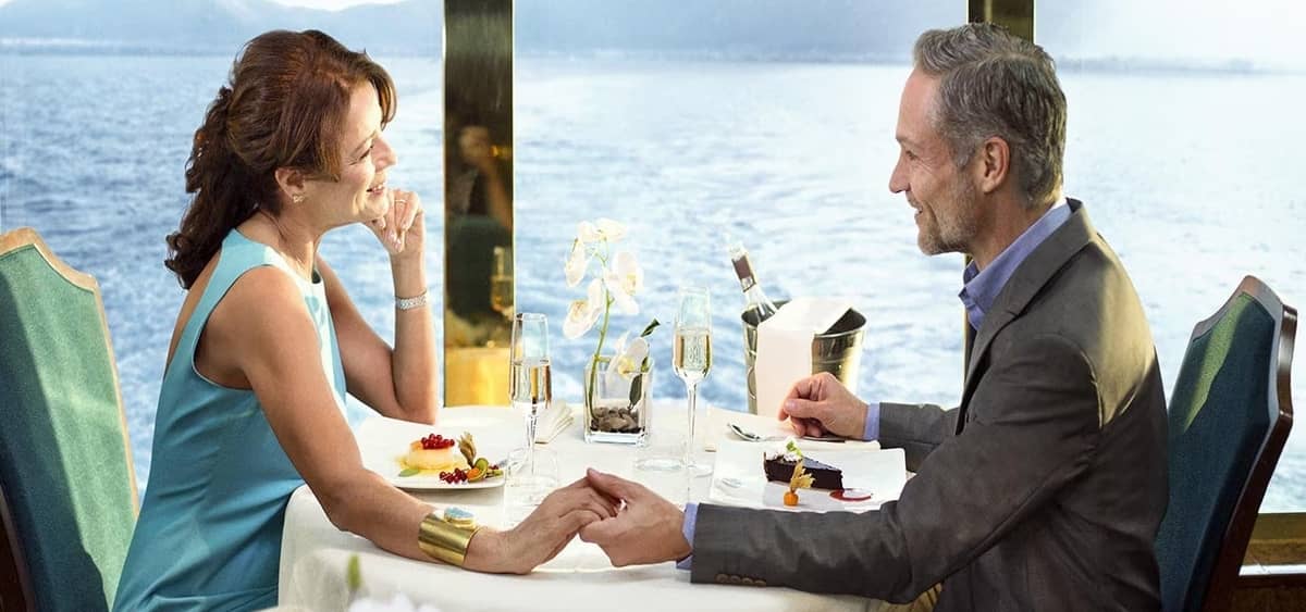 4- SURF & TURF RESTAURANT <br> EL PUNTO DE ENCUENTRO DE LOS EPICÚREOS